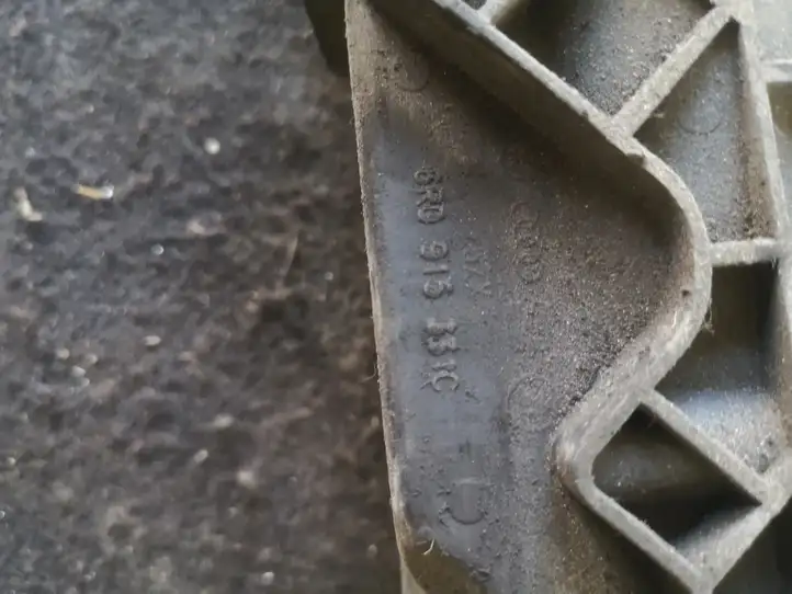 Volkswagen Polo V 6R (2009 - 2015) 6R0915331C Площадка аккумулятора — фото 2
