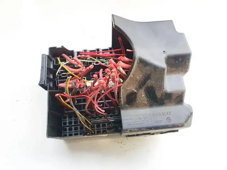 Renault Laguna (2007 - 2015)  8200758803b Ящик предохранителей (комплект)