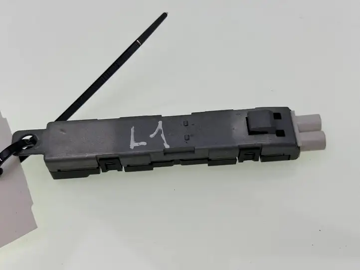 Audi Q5 SQ5 (2008 - 2012) 8R0035225K Усилитель антенны — фото 4