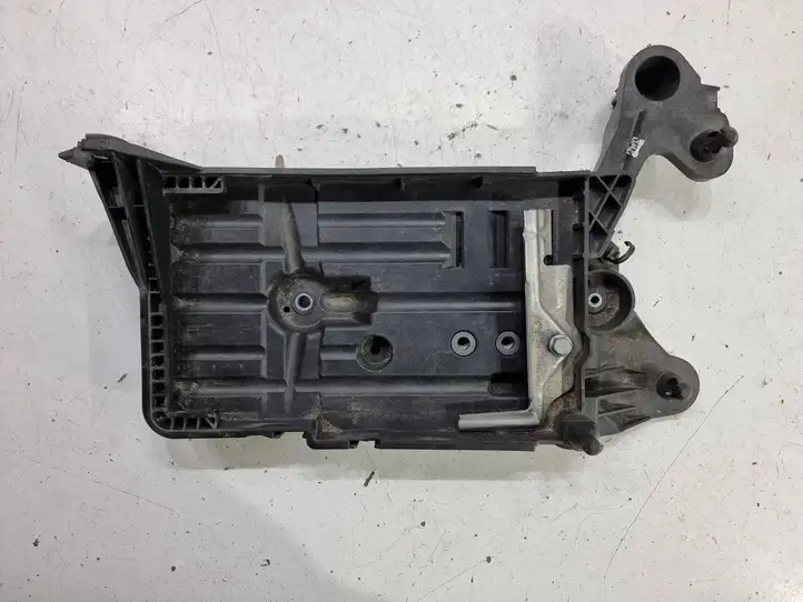 Audi A3/S3 8V (2016 - 2020) 5Q0915331K Площадка аккумулятора — фото 3