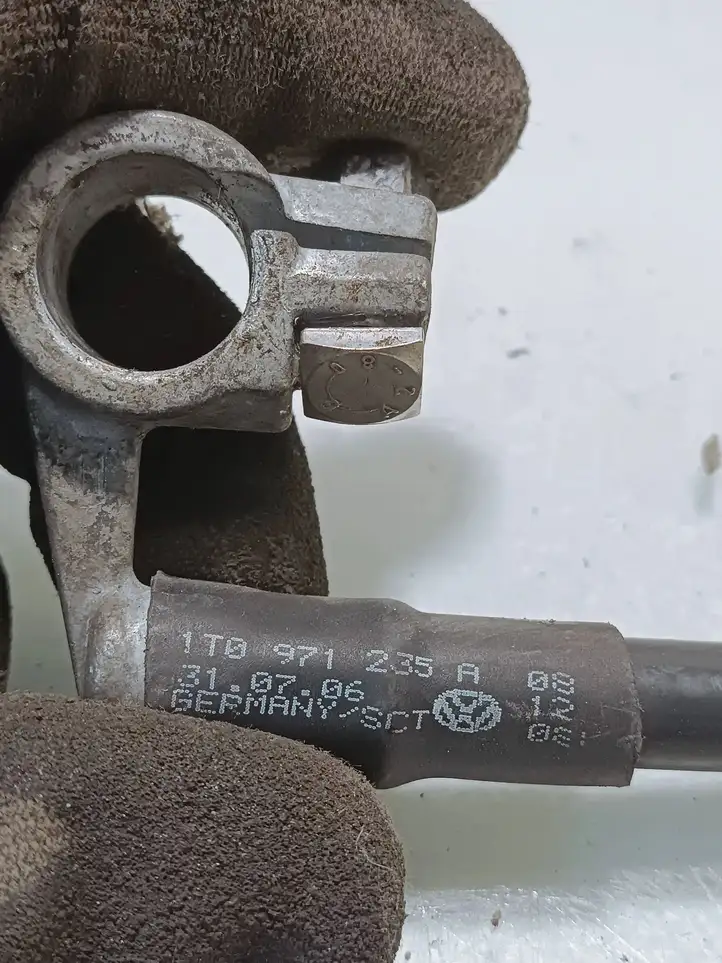 Skoda Octavia Mk2 (1Z) (2004 - 2013)  1T0971235A Минусовый провод (аккумулятора)