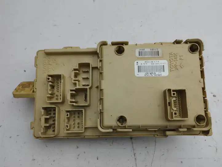 Toyota Corolla Verso AR10 (2004 - 2009) 892210F020 Блок предохранителей — фото 4