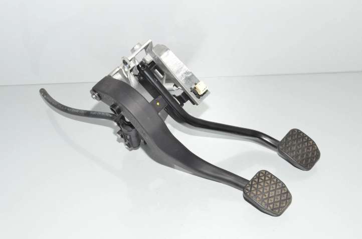 6761310 BMW 2 F22 F23 Sankabos pedalas