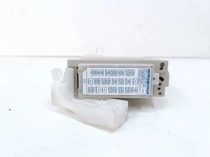 Toyota Prius+ (ZVW40) (2011 - 2018) 8273047420A Блок предохранителей — фото 4