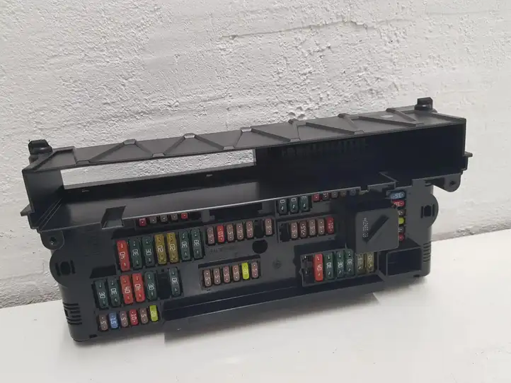 BMW 5 F10 F11 (2009 - 2016) 925281501 Блок предохранителей — фото 2
