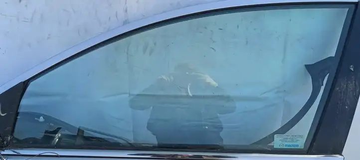 Mazda 6. (2009 - 2012)  sidabrine Основное стекло передних дверей (четырехдверного автомобиля)