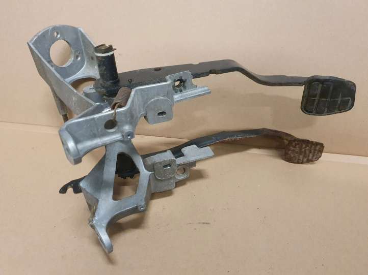 Audi Coupe (1980 - 1987)  811721115A Педаль