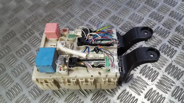 Toyota Avensis T270 (2009 - 2012) 154210G21 Блок предохранителей (комплект) — фото 1
