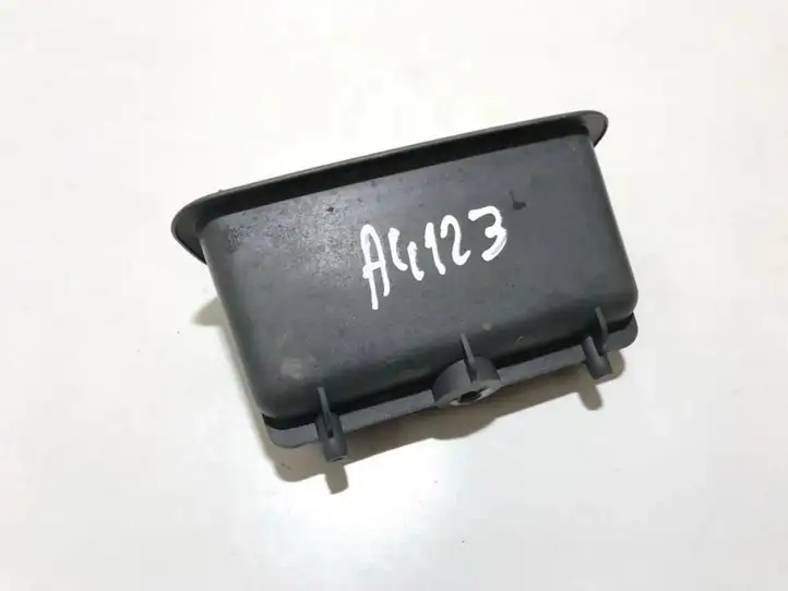Toyota Prius (XW20) (2003 - 2009) 7481112060 Прочие детали салона — фото 2