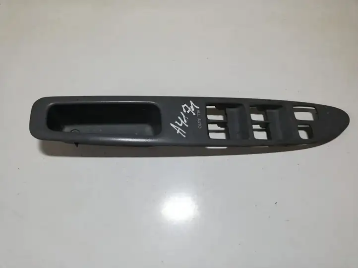 Toyota Avensis Verso (1995 - 2001) 7423244130 Прочие детали салона — фото 1