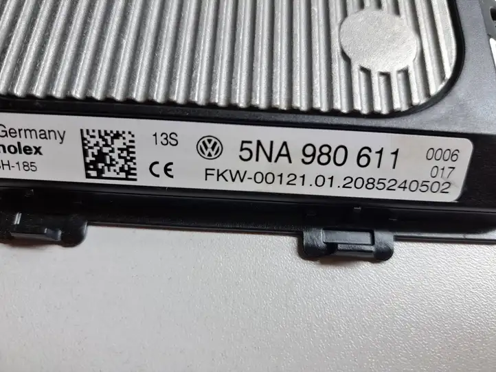 Volkswagen PASSAT B8 (2015 - ) 5NA980611 Модуль беспроводной зарядки — фото 3
