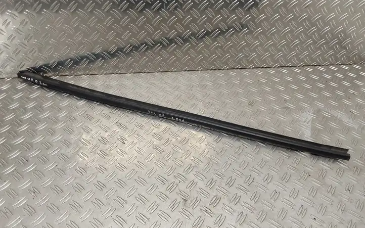 Toyota Yaris (2005 - 2009) Накладка стекла передней двери — фото 1