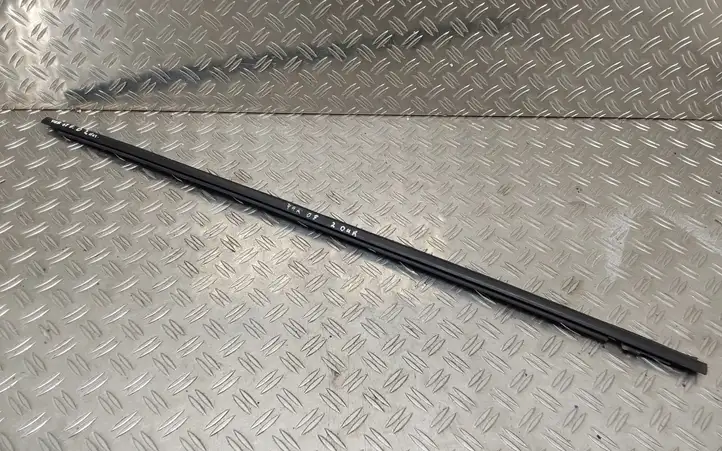 Toyota Yaris (2005 - 2009) Накладка стекла передней двери — фото 2