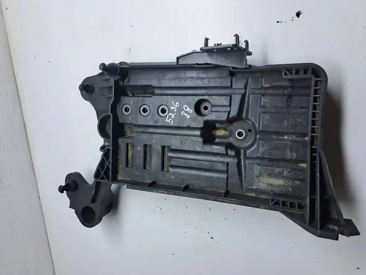Volkswagen PASSAT B8 (2015 - ) 5Q0915321K Площадка аккумулятора — фото 2