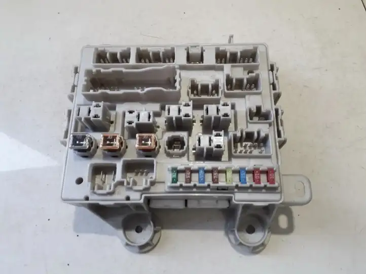 Toyota Previa (XR30, XR40) II (2000 - 2006) 8922128050 Блок предохранителей (комплект) — фото 1