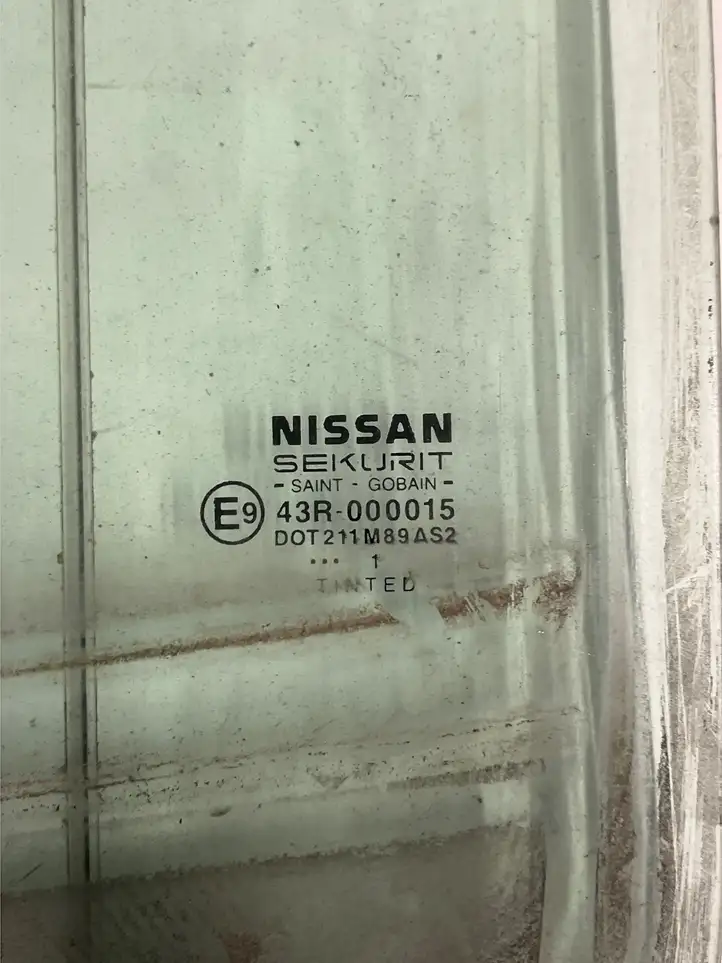 Nissan (2000 - 2006) 43R000015 Стекло задней двери — фото 2