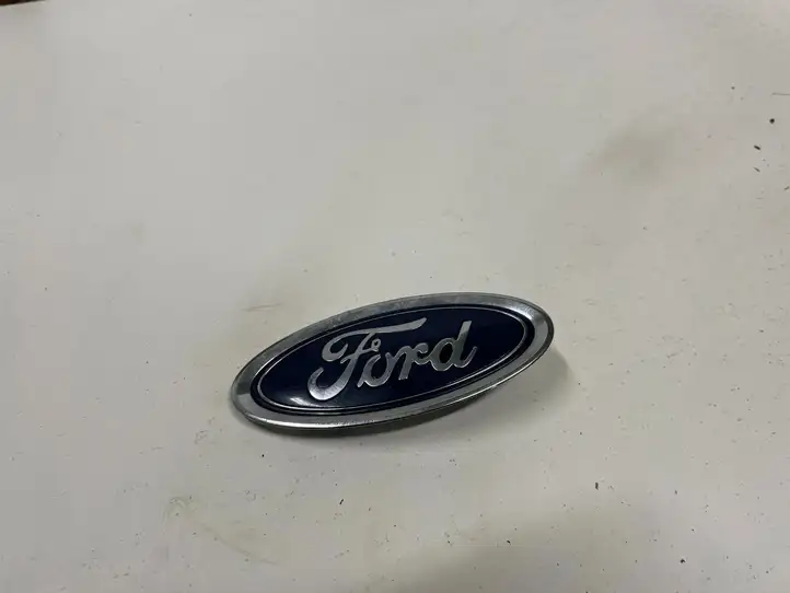 Ford Fiesta (2017 - ) Эмблема автомобиля — фото 3
