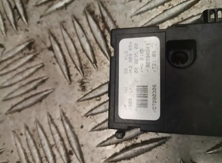 Audi A3/S3 8P (2004 - 2008) Датчик угла поворота руля — фото 2