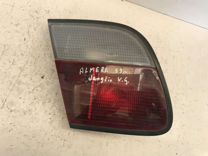 Nissan Almera Galinis žibintas dangtyje