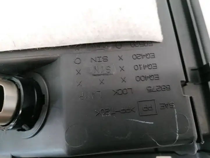 Nissan X-Trail T30 (2001 - 2007) 68275 Прочие детали салона — фото 3
