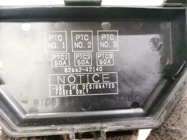 Toyota RAV 4 (XA20) (2000 - 2005) 8266242140 Крышка ящика предохранителей — фото 3