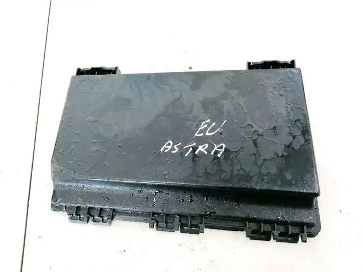 Opel Astra H (2004 - 2009) 015349242 Крышка ящика предохранителей — фото 1