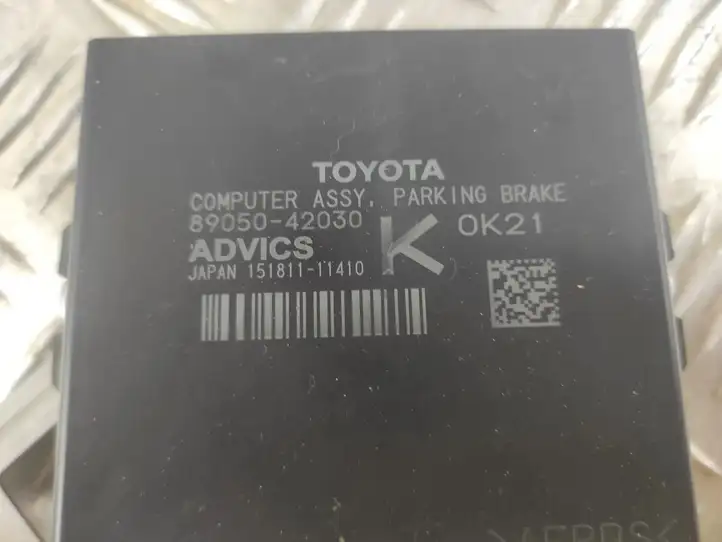 Toyota RAV 4 (XA50) (2018 - ) 8905042030 Блок управления стояночным тормозом — фото 3