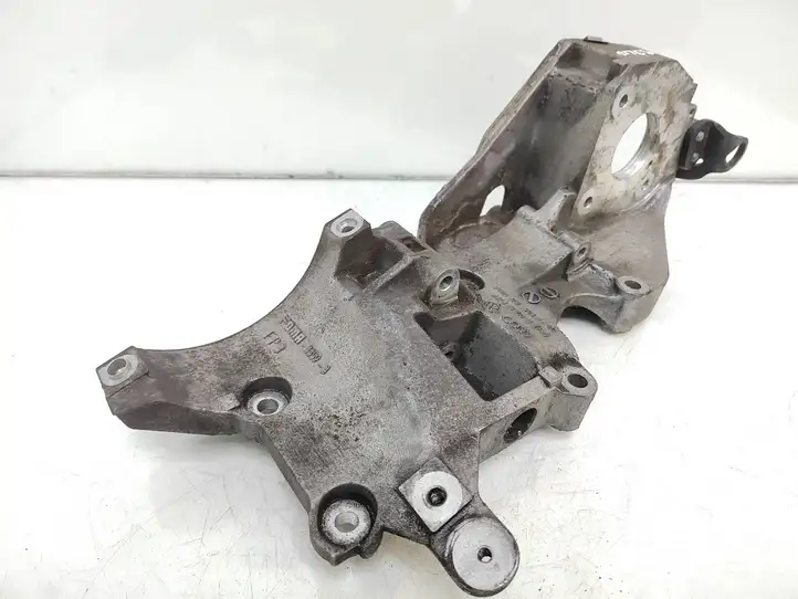 Volkswagen PASSAT B6 (2005 - 2010) 03L903143D Кронштейн топливного насоса — фото 2