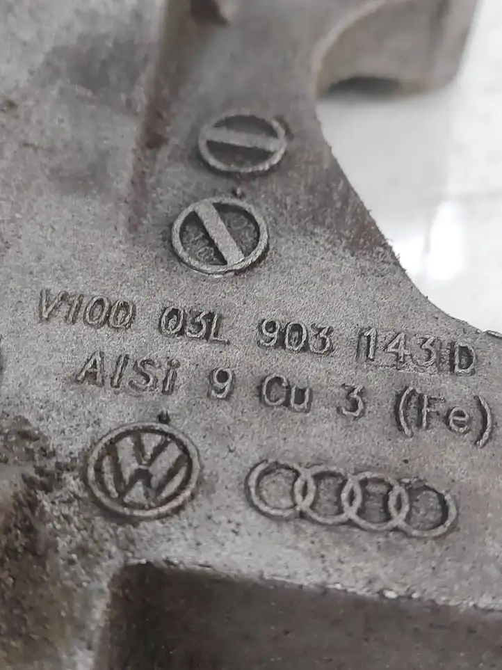 Volkswagen PASSAT B6 (2005 - 2010) 03L903143D Кронштейн топливного насоса — фото 4