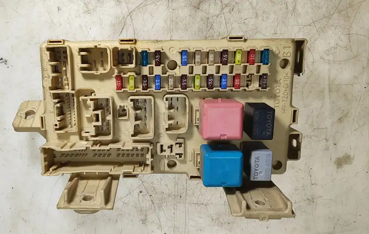 Toyota Avensis T250 (2006 - 2009)  8264105040A Ящик предохранителей (комплект)