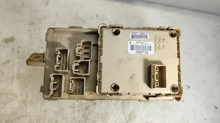 Toyota Avensis T250 (2006 - 2009)  8264105040A Ящик предохранителей (комплект)