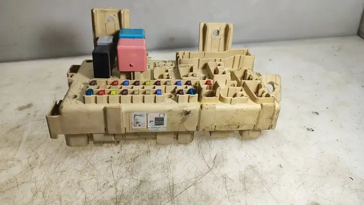 Toyota Avensis T250 (2006 - 2009)  8264105040A Ящик предохранителей (комплект)