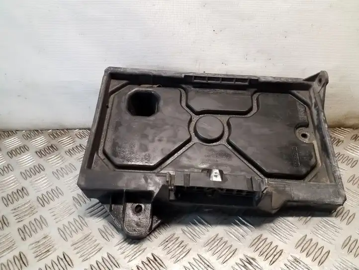 Jeep Grand Cherokee (WK) (2004 - 2010) 55396428AE Площадка аккумулятора — фото 1