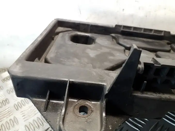 Jeep Grand Cherokee (WK) (2004 - 2010) 55396428AE Площадка аккумулятора — фото 2