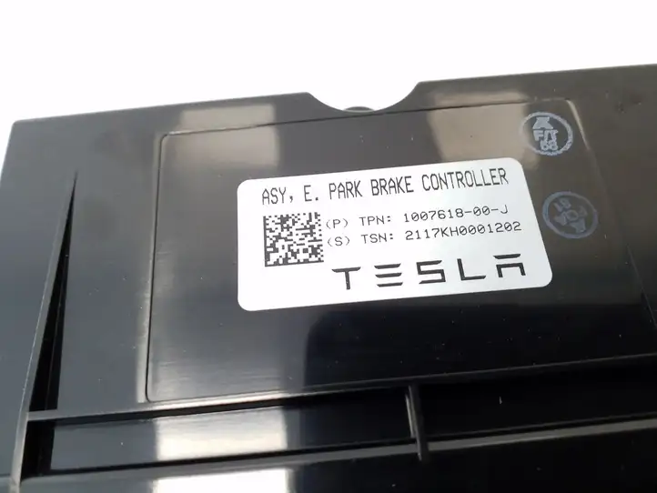 Tesla Model X (2015 - 2021) 100761800J Блок управления стояночным тормозом — фото 4
