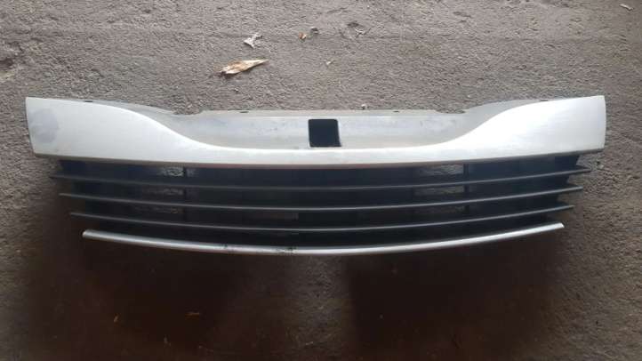 8200012581 Renault Laguna II Grotelės viršutinės