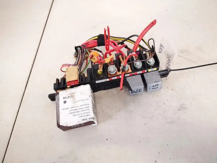 Audi A6 (1997 - 2001)  8l0941822a Ящик предохранителей (комплект)