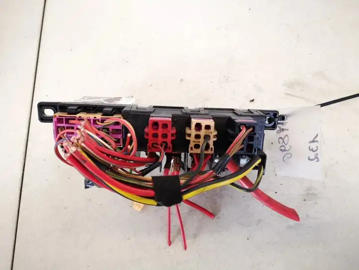 Audi A6 (1997 - 2001)  8l0941822a Ящик предохранителей (комплект)