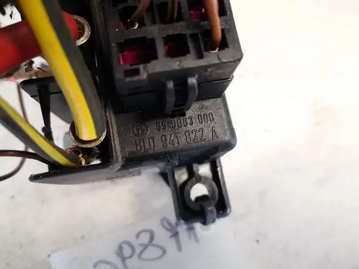 Audi A6 (1997 - 2001)  8l0941822a Ящик предохранителей (комплект)