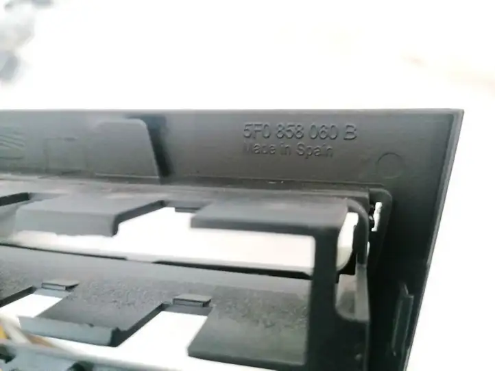Seat Leon (5F) (2012 - 2019)  5F0858060B Другая деталь салона
