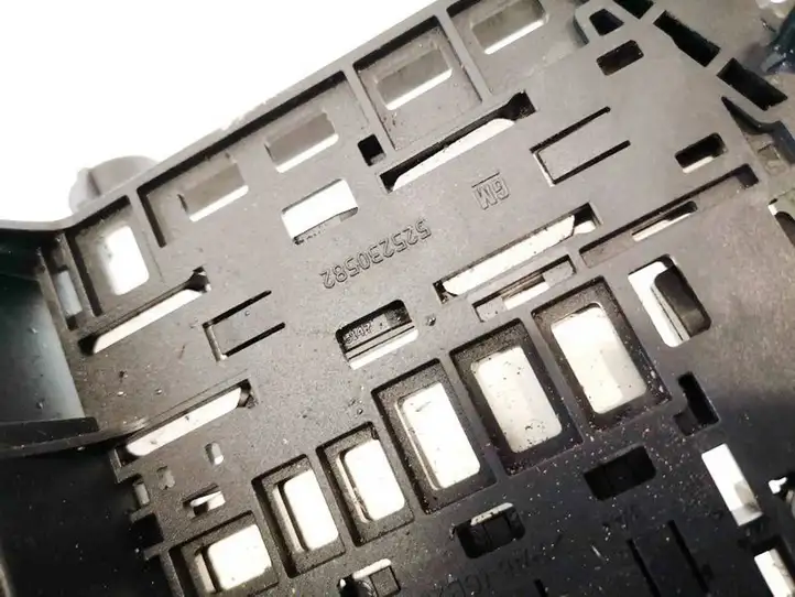 Opel Insignia A (2008 - 2017)  525230582 Ящик предохранителей (комплект)