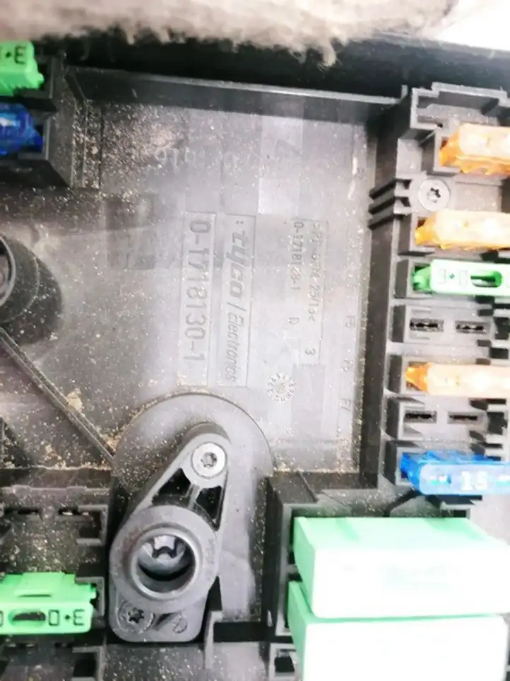 Skoda Octavia Mk2 (1Z) (2004 - 2013)  017181301 Ящик предохранителей (комплект)