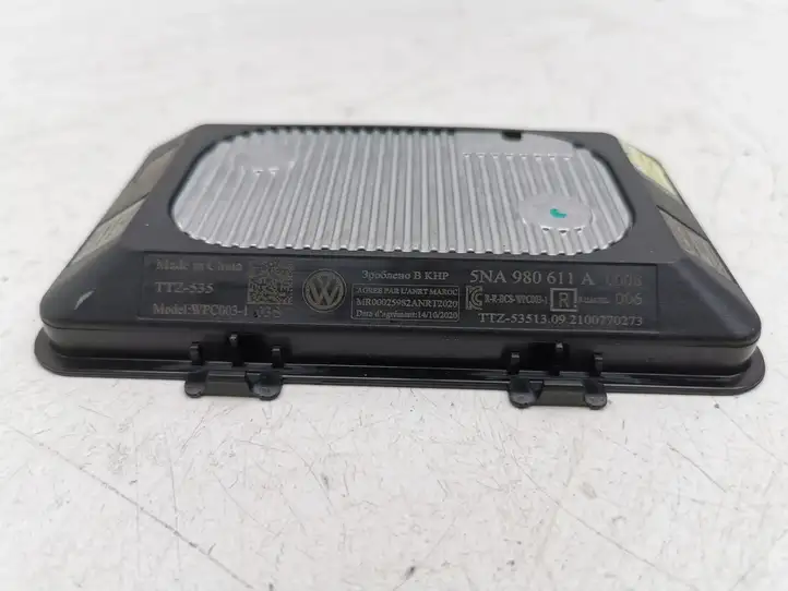 Volkswagen Golf VIII (2019 - ) 5NA980611A Модуль беспроводной зарядки — фото 4