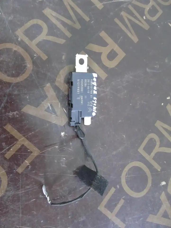 Peugeot 508 (2010 - 2014)  966610178001 Усилитель антенны