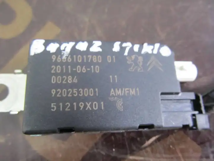 Peugeot 508 (2010 - 2014)  966610178001 Усилитель антенны