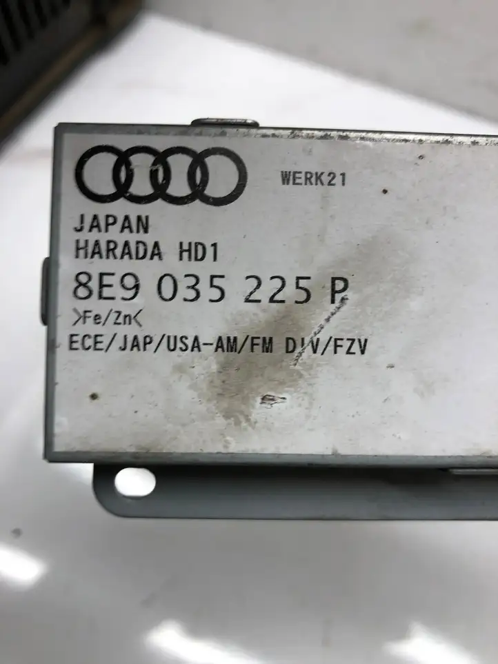 Audi A4 S4 B6 8E 8H (2000 - 2006) 8E9035225P Усилитель антенны — фото 3