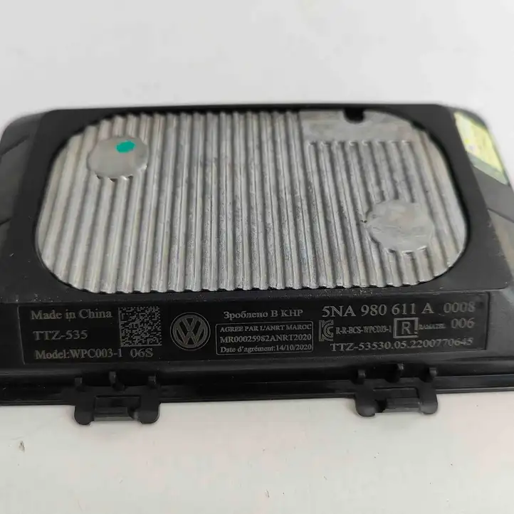 Volkswagen Golf VIII (2019 - ) 5NA980611A Модуль беспроводной зарядки — фото 7