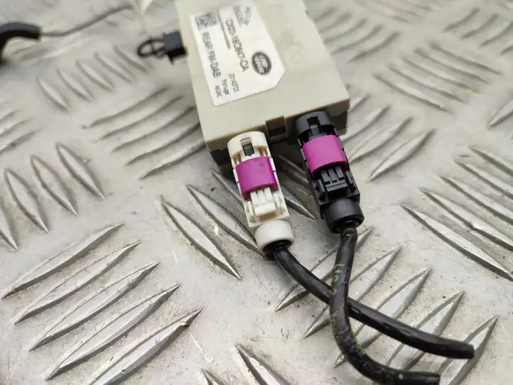 Jaguar XF X250 (2007 - 2015) CX2318C847CA Усилитель антенны — фото 8
