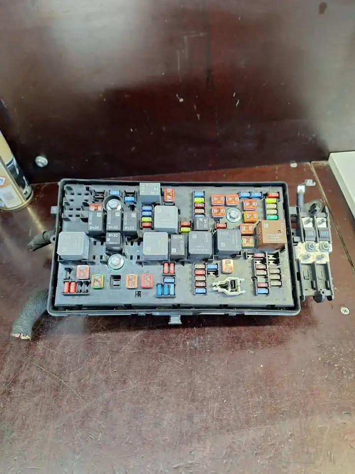 Opel Insignia A (2008 - 2017)  13275882 Блок предохранителей