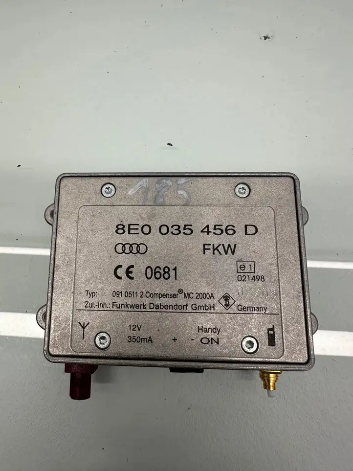 Audi A4 S4 B8 8K (2007 - 2011) 8E0035456D Усилитель антенны — фото 4